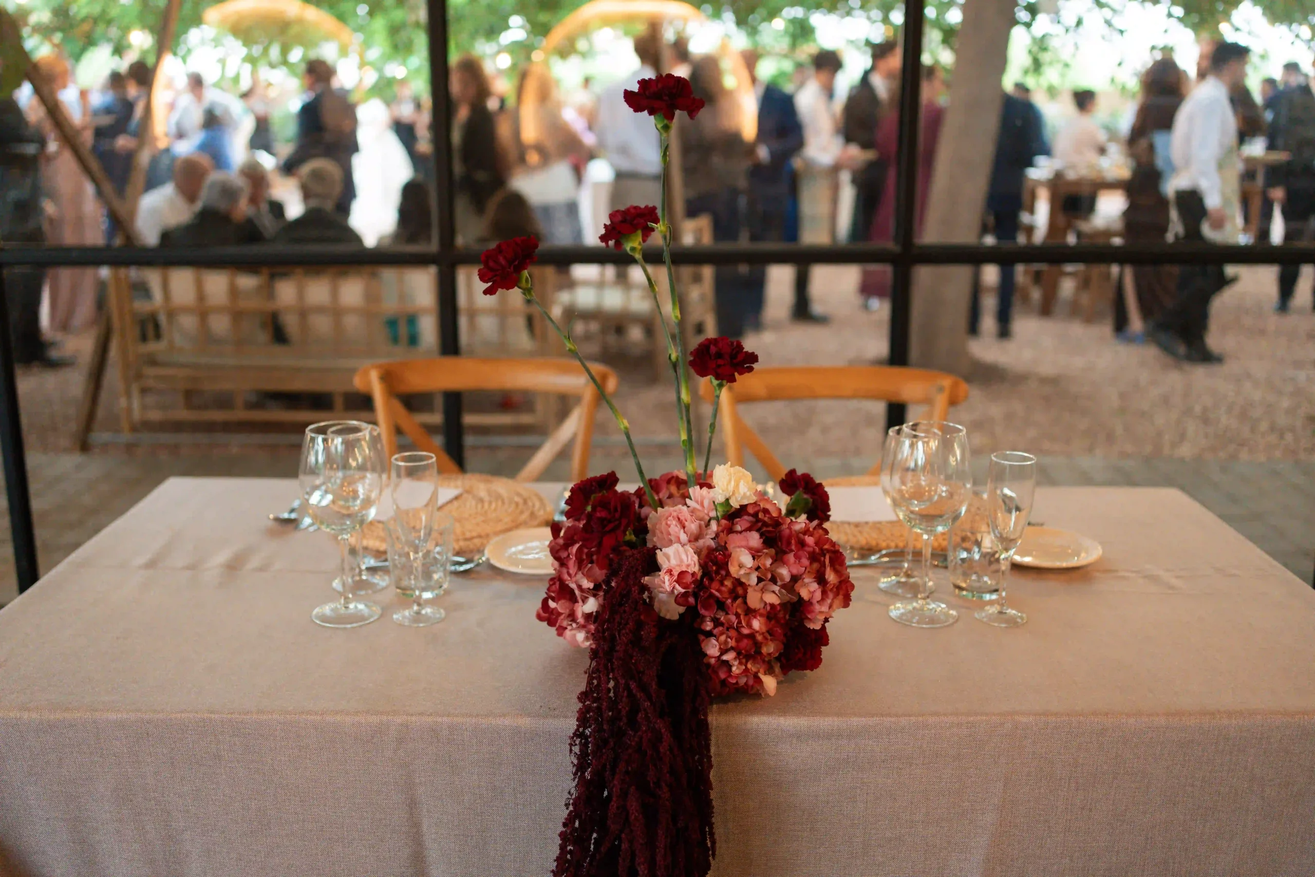 Boda en Masia Vistalegre — pareja celebrando en salon con decoracion floral