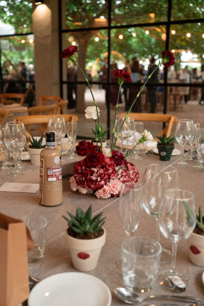 Boda en Masia Vistalegre — pareja celebrando en salon con decoracion floral